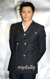 组图：张东健《武士之路》韩国试映 与博斯沃斯亲密