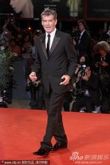 组图：老牌007布鲁斯南帅气现身威尼斯美女环绕