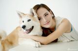 组图：张嘉倪与狗狗亲密写真 为保护动物代言
