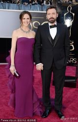 组图：詹妮弗-加纳紫色纱裙亮相华丽珠宝抢眼