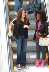 组图：迈克尔-杰克逊女儿帕里斯运动造型亭亭玉立