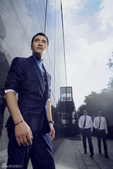 组图：何晟铭写真变身玩酷绅士 显美型男气质