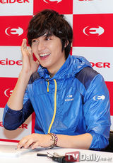 组图：李敏镐休闲装帅气亮相粉丝签名会