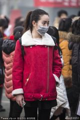 组图：艺考众美女带口罩面试 不畏PM2.5爆表
