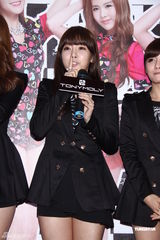 组图：韩女子团体T-ARA首度抵台 粉丝热情引恐慌