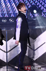 组图：韩团SHINee新专辑回归首唱疯狂火爆