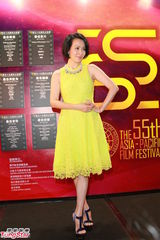 组图：刘嘉玲黄裙亮眼 与曾志伟评审亚太影展