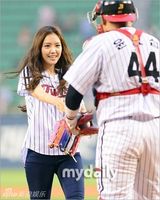 组图：A-pink孙娜恩担任开球嘉宾引男球员围观