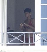 组图：蕾哈娜室内全裸被偷拍 秀玉背诱人