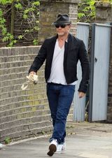 组图：新邦德克雷格头戴绅士帽伦敦低调购物