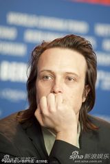 《除了我们还有谁》发布会 男星迪赫英伦范十足