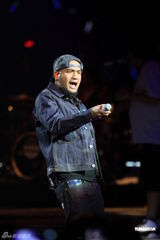 组图：张震岳携热狗上海开唱 点燃平安夜激情