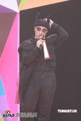 幻灯图集：叱咤奖陈奕迅雷到底 烟熏妆扮熊猫滚滚