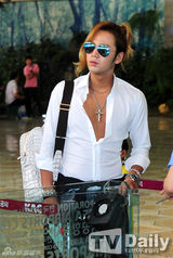 组图：张根硕赴日 扎马尾穿破洞裤装扮个性