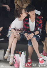 组图：李孝利露脐装看秀 李天熙夫妇秀恩爱