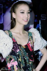 幻灯图集：黄圣依上海宣传新唱片对话媒体