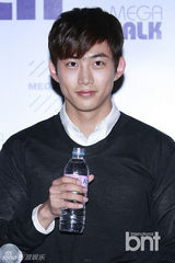 组图：玉泽演出席电影《结婚前夜》宣传活动