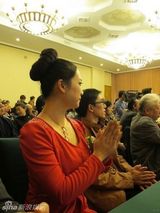 组图：芙蓉姐姐喜庆走进政协礼堂 小口吃饭扮优雅