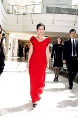 高清图：钟楚红为珠宝店剪彩 着红色礼服变公主