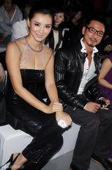 组图：莫小棋时装秀美胸 大气装扮显欧美风范