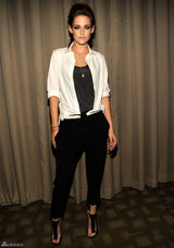 组图：斯图尔特烟熏妆亮相《在路上》纽约放映