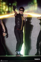 组图：容祖儿献唱音乐派对 劲歌热舞魅力四射