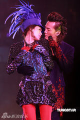 高清组图：郑伊健演唱会 舒淇登台与其热吻