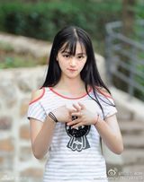 组图：武大女神微博走红 清新甜美运动风