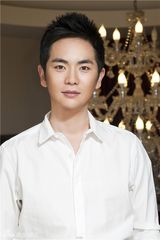 组图：张晓龙冬日温暖大片 诠释最帅礼仪指导