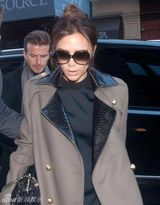 组图：小贝抱爱女助阵妻子时装秀 小七举花卖萌