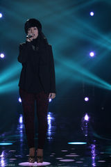 组图：周笔畅睡衣扮猫女 邓紫棋自弹自唱