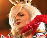 组图：凯特王妃表妹恶搞女王 大跳脱衣舞秀椒乳