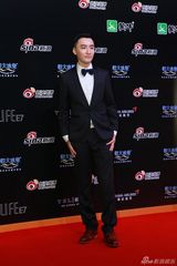组图：2013新浪微博之夜红毯 周毅西装帅气
