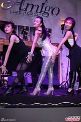 组图：台湾女星王思佳发片 抛奶露底搏版面