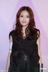 组图：林欣彤承认唱破音 容祖儿做事追求到底