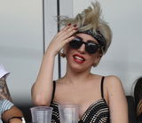 幻灯图：Lady gaga铆钉装看棒球赛 不满球员竖中指