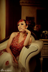 组图：芙蓉姐姐化身妩媚孔雀 装扮火红魅惑放电