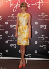 组图：泰勒-斯威夫特印花礼服俏丽亮相