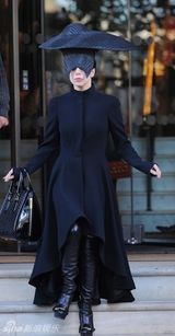 组图：Gaga现神秘造型 黑草帽连面具似武林中人