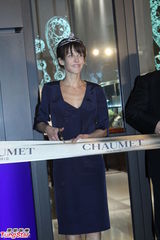 组图：苏菲玛索露排骨胸 嘟嘴搞怪获品牌高层吻手