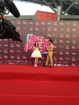 组图：音乐风云榜红毯 张韶涵粉色公主裙