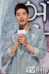 组图：胜利等宣传《天使之眼》 具惠善长发甜美