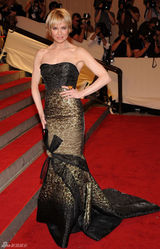 高清组图：纽约大都会庆典 芮妮-齐薇格秀华美礼服