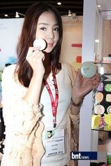 组图：韩星安珍庆等作为宣传大使出席化妆品博览会