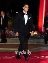 组图：釜山电影节开幕 TOP西装配小领结显帅气