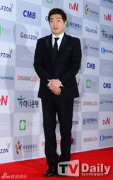 组图：宋慧乔李钟硕李准基等亮相电视颁奖礼