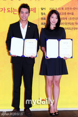 组图：朴信惠朱相旭当选大钟电影节形象大使