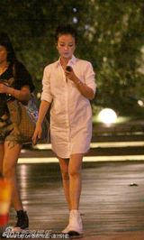 组图：赵薇与友人凌晨觅食 白衫帆布鞋清新十足