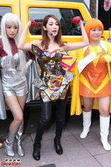 组图：萧亚轩亮相签唱会 性感高挑秀热辣舞蹈