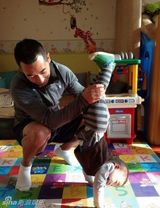 组图：赵文卓一家四口首拍时尚大片欢乐温馨